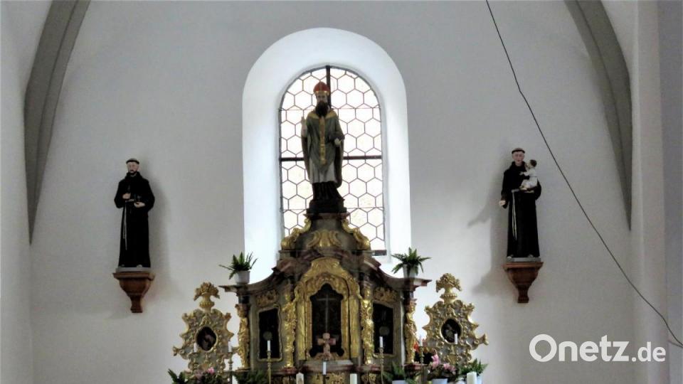 Ein schöner Altar ziert das Innenschiff, zwei Gemälde, ein paar Heiligenfiguren und die Besucherbänke. Mehr gibt es nicht in St. Nikolaus und das ist gut so. Bild: ubb