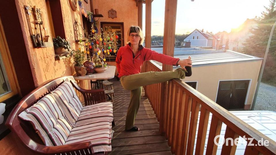 Carola Röder zeigt eine Dehnübung unter Zuhilfenahme des Balkongeländers. Bild: privat