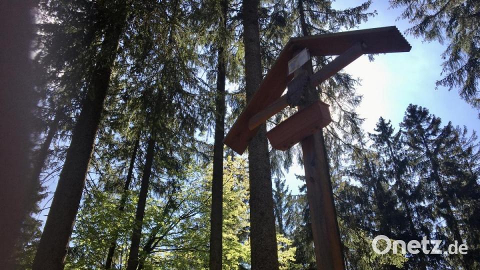 Das Gipfelkreuz des Rotbühls (673 Meter). Der Berg ist bekannt wegen des Radiosenders und des Langlaufzentrums. 300 Meter entfernt liegt schon der Parkplatz bei Hainstetten. Bild: gri