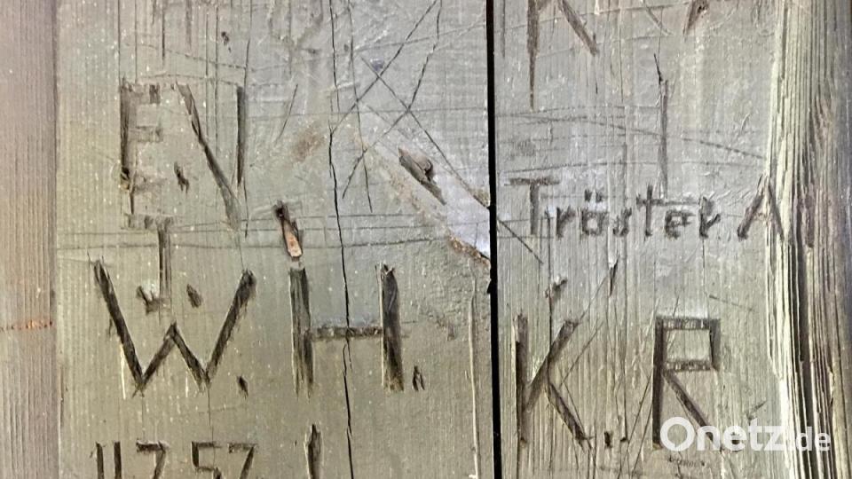 Generationen von Wanderern haben sich im Holz der Hütte verewigt. Bild: gri