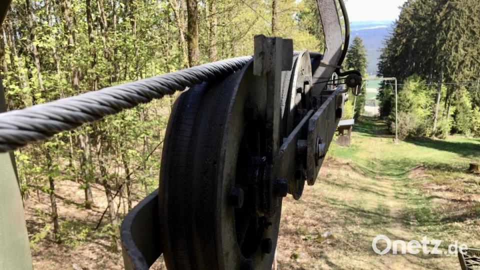 Nur etwa 100 Meter vom Gipfelkreuz entfernt steht die Bergstation des Skilifts Sitzambuch. Bild: gri