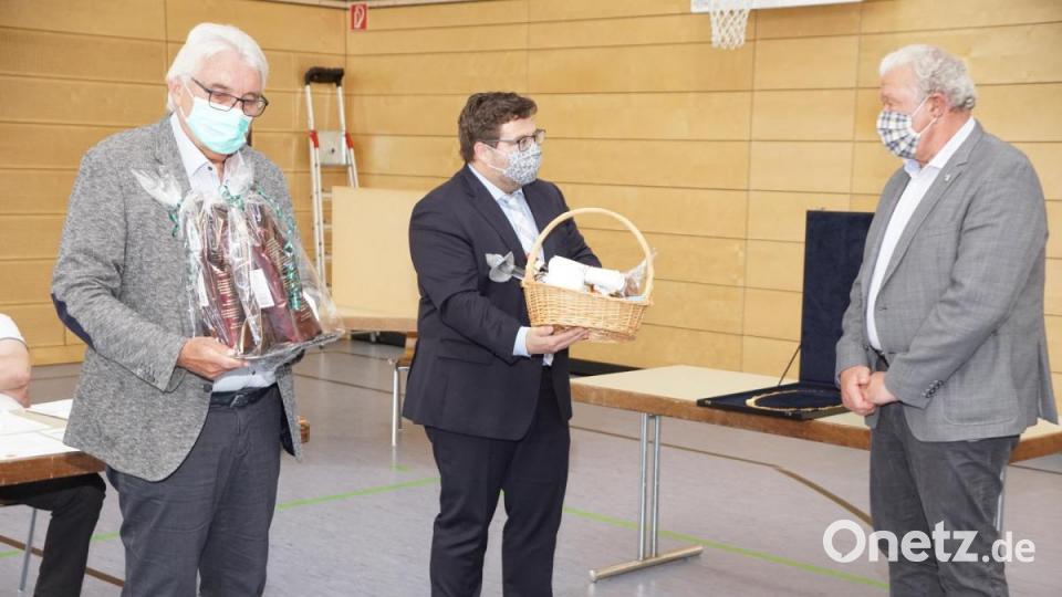 Geschenkkörbe hat Thomas Kaufmann (Mitte) an Josef Hecht (links) und Eberhard Besold (rechts) überreicht. Bild: bkr