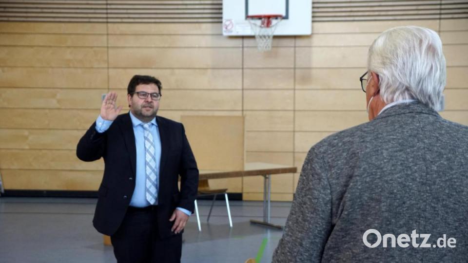 Vor Josef Hecht legt Thomas Kaufmann den Amtseid ab. Bild: bkr