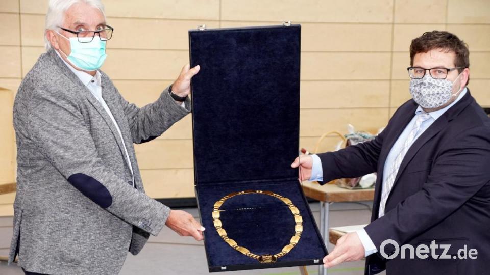 Die Amtskette wird bei offiziellen Anlässen zu sehen sein. Thomas Kaufmann (rechts) wird sie dabei tragen. Bild: bkr