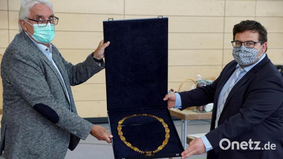 Übergabe Amtskette
Die Amtskette wird bei offiziellen Anlässen zu sehen sein. Thomas Kaufmann (rechts) wird sie dabei tragen. Bild: bkr
