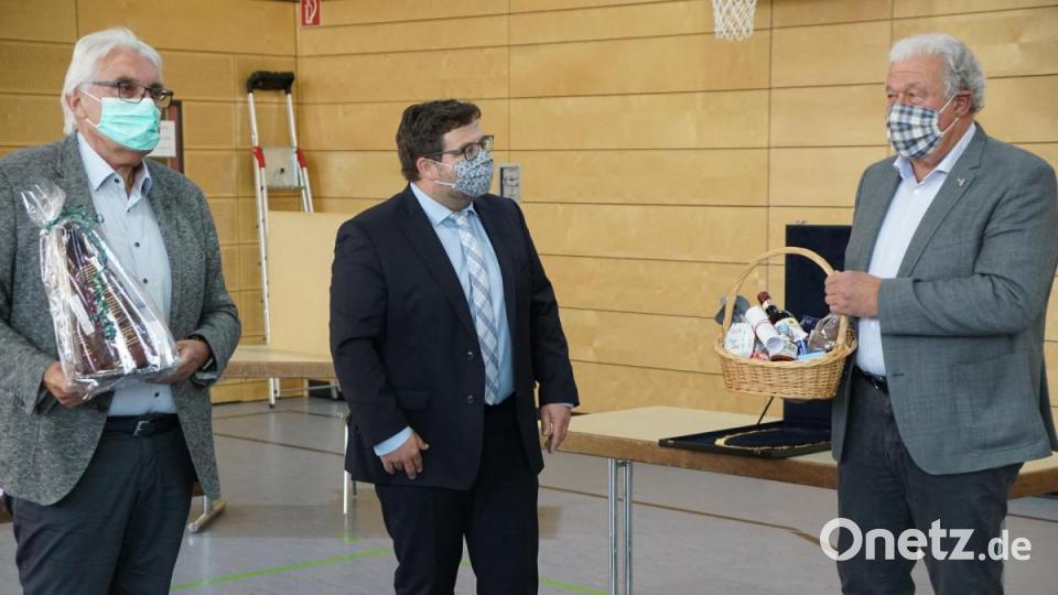 Geschenkkörbe hat Thomas Kaufmann (Mitte) an Josef Hecht (links) und Eberhard Besold (rechts) überreicht. Bild: bkr