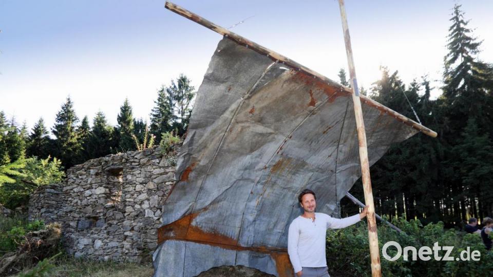 Ein Symbol für das Zeitweilige ist Benedict Tolars Installation vor der Hüttl-Ruine. Bild: Gerhard Götz