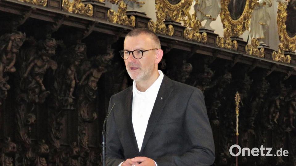 Stadtpfarrer Thomas Vogl trägt natürlich auch Mundschutz. Für die Einweisung zum Gottesdienst in Coronazeiten nimmt er ihn kurz ab, damit er besser verstanden wird in der großen Basilika. Bild: ubb