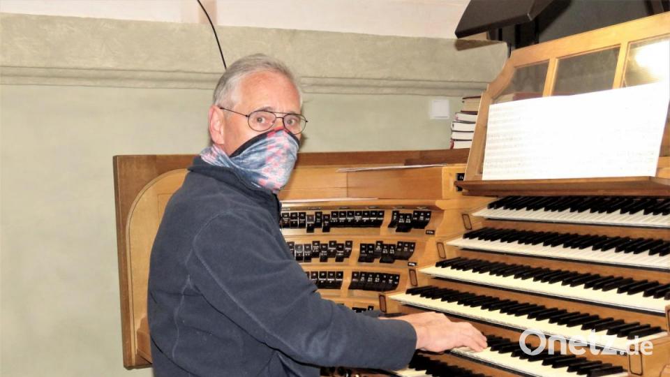 Organist Franz Ballon muss auch Mundschutz tragen. Seinem schönen Orgelspiel tut das keinen Abbruch. Er begleitet den Gottesdienst mit feinfühliger Orgelmusik. Bild: ubb