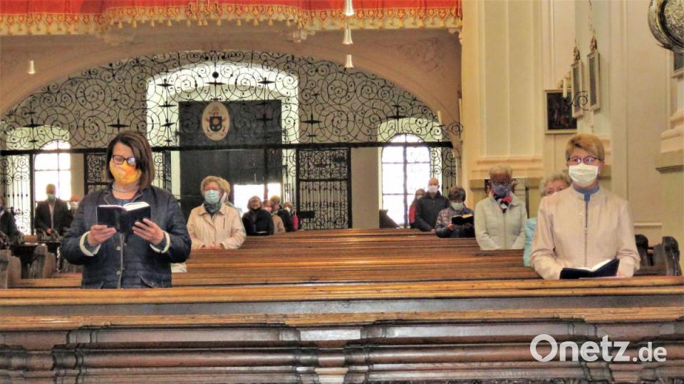 Auf Abstand beten die Gläubigen in der Basilika Waldsassen: Immer nur rechts und links in den Kirchenbänken darf eine Person sitzen, außer es handelt sich um Ehepaare und Familien. Bild: ubb