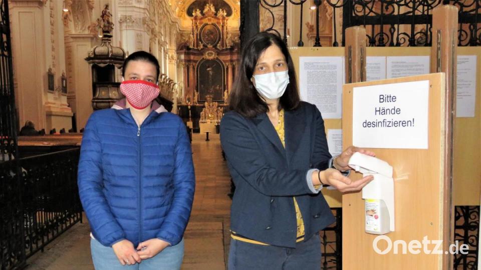 Waltraud Illmann und Stefanie Siller (von rechts) achten am Eingang darauf, dass alle das Desinfektionsmittel benutzen und weisen die Gläubigen in ihre Plätze ein, die gekennzeichnet sind. Bild: ubb