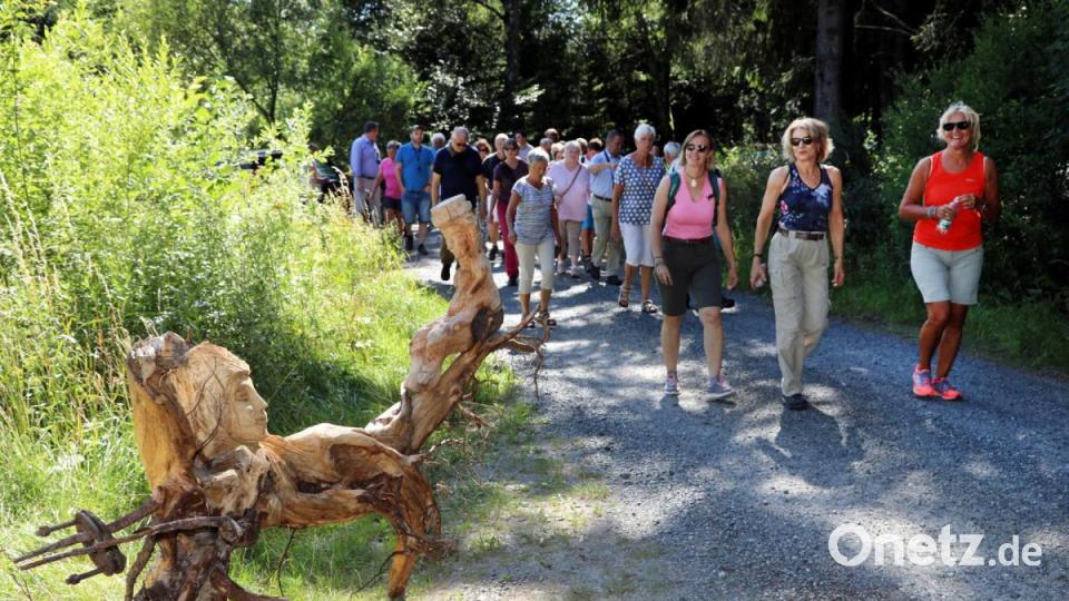 Bei geführten Wanderungen erfahren die Teilnehmer viel über das Leben an der Grenze. Bild: Gerhard Götz