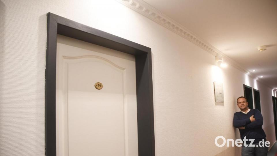 Das Hotel bleibt in der Ausstattung dem Landhausstil treu. Die neuen Zimmertüren sind weiß. Bild: shl