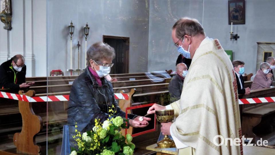 Sicherer gegen die Ansteckungsgefahr geht es wohl nicht: Pfarrer Markus Nees hat sich für die Hostienverteilung in de Wiesauer Pfarrkirche St. Michael einen Sichtschutz mit Ausgabeschlitz besorgt, wie er auch im Kölner Dom oder anderen großen Gotteshäusern nun angewandt wird. Bild: ubb
