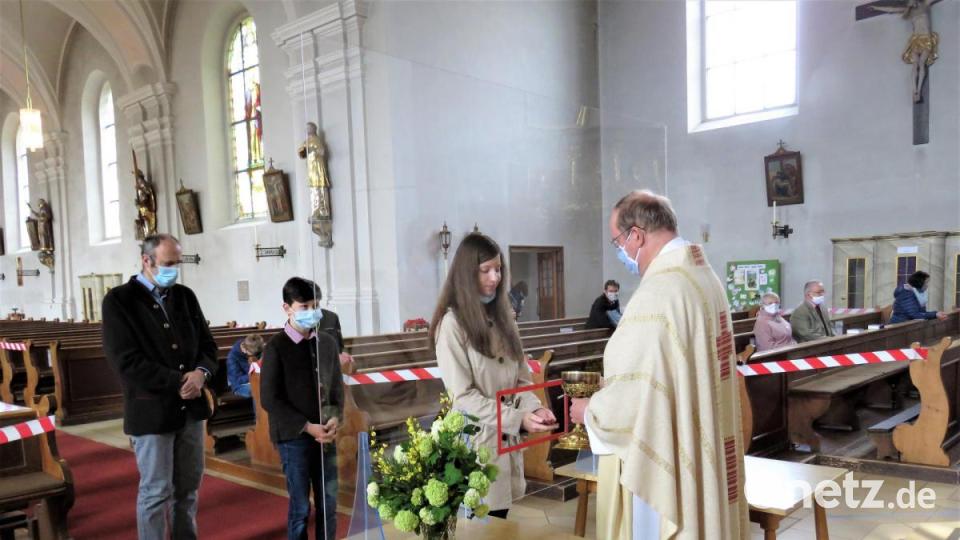 Bei der Hostienverteilung wird auch beim Anstehen auf Abstand geachtet. Bild: ubb