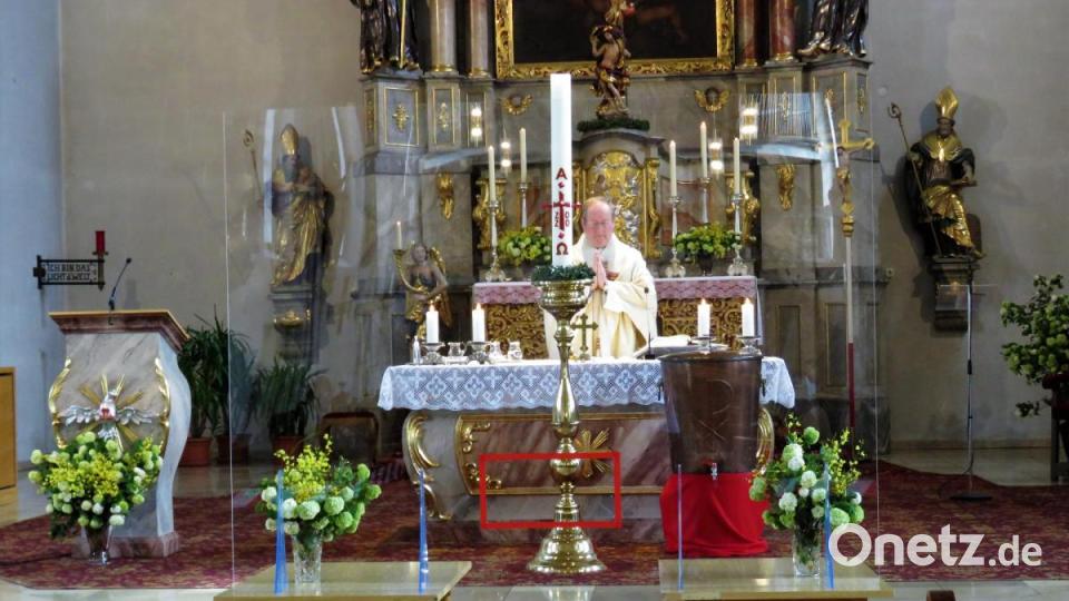 Noch vor dem Altar steht der Sichtschutz, der für die Austeilung der Hostien dient. Pfarrer Nees hat ihn über sein Pfarrbüro bestellen lassen nach Vorbild des Kölner Doms. Bild: ubb
