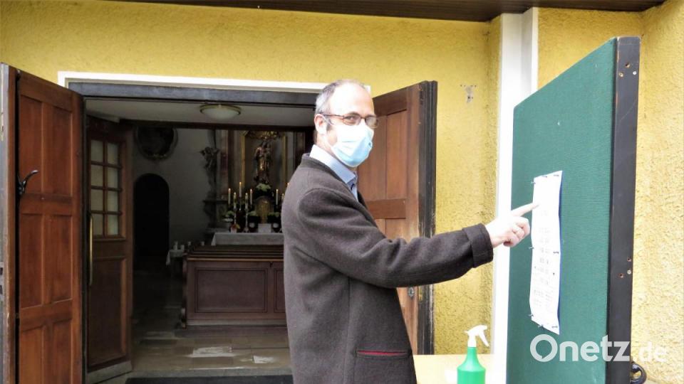 vor der Kirche St. Michael in Wiesau kümmert sich Christoph Korb vom Pfarrgemeinderat mit einigen Kolleginnen um den Desinfektionsschutz. Bild: ubb