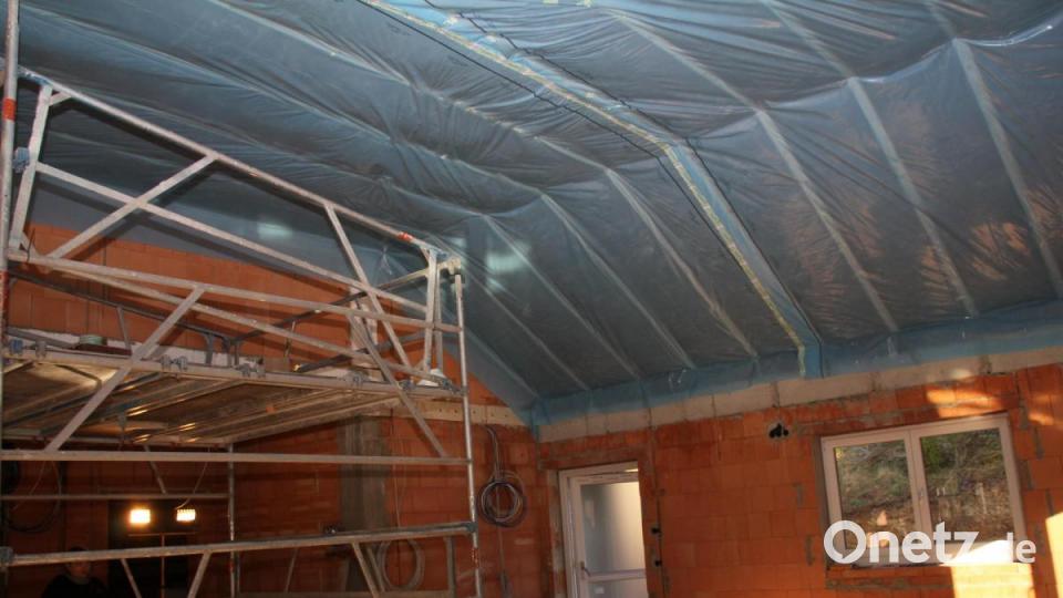 Damit es im Dorfgemeinschaftshaus immer schön warm bleibt, sind auch dort die Dämmarbeiten schon in vollem Gange. Bild: frd