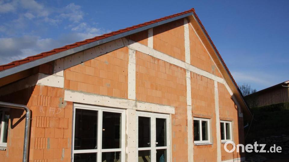 Wie hier im Eingangsbereich des Dorfgemeinschaftshauses sind die Türen und Fenster, auch natürlich in Eigenleistung, schon fachgerecht eingebaut. Bild: frd