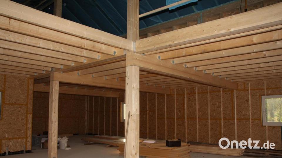 Im „Haus der Vereine“ ist im Obergeschoss schon der Schießstand für den Schützenverein „Schlossfalken Pertolzhofen“ zu erkennen. Bild: frd