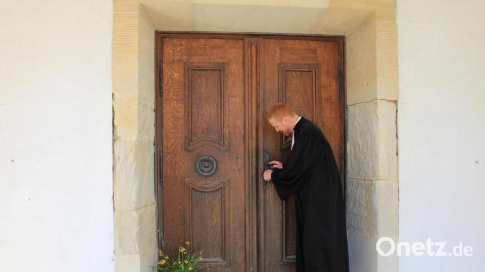 Mit dem Schlüssel entriegelt Pfarrer Zeh nach wochenlanger Pause das Schloss des Hauptores. Bild: fks