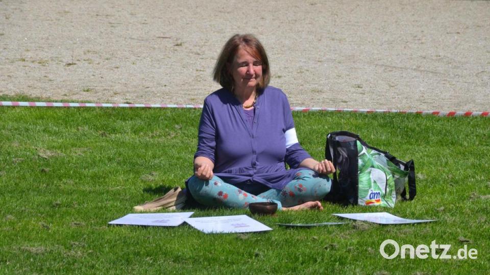 Initiatorin Sonja Schuhmacher, im meditativen Gebet versunken. Bild: Kunz