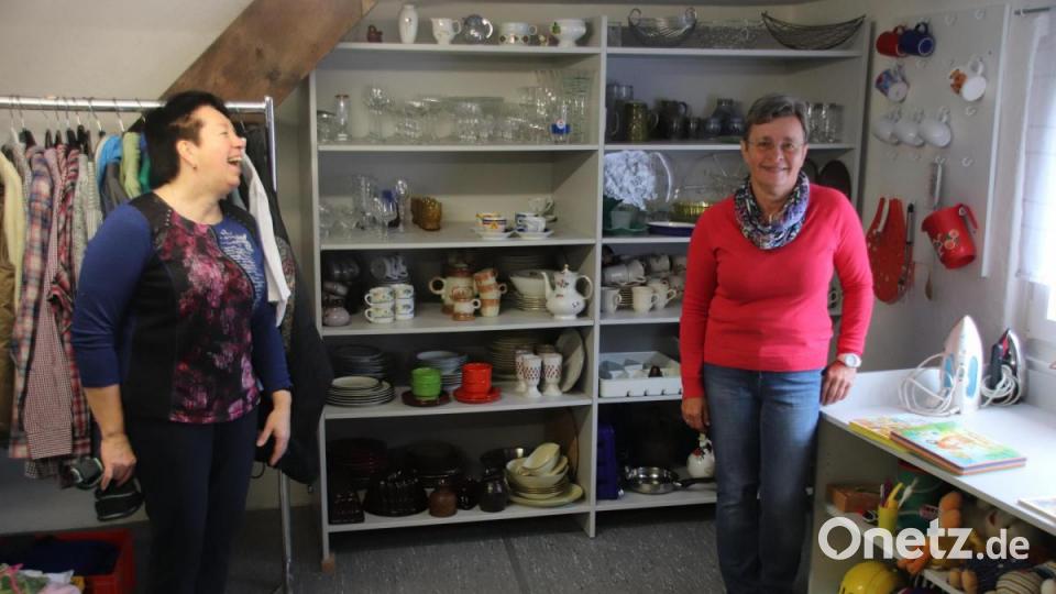 Christine Lier, die Leiterin des Ökumenischen Kleiderladens (rechts) und Mitarbeiterin Larissa Fot freuen sich über die Renovierung und die neuen Regale. Bild: cog
