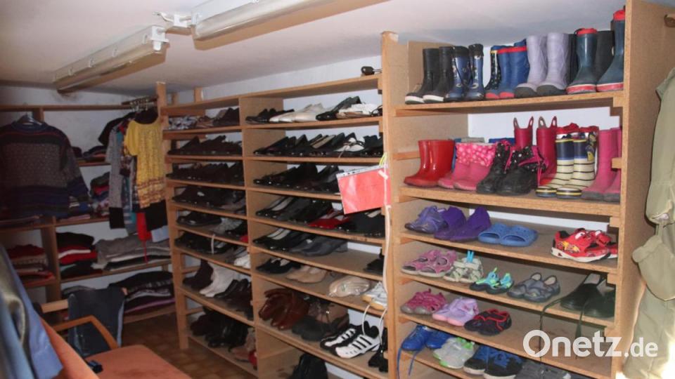 Auch Schuhe für Kinder, Frauen und Männer gehören zum Sortiment Bild: cog