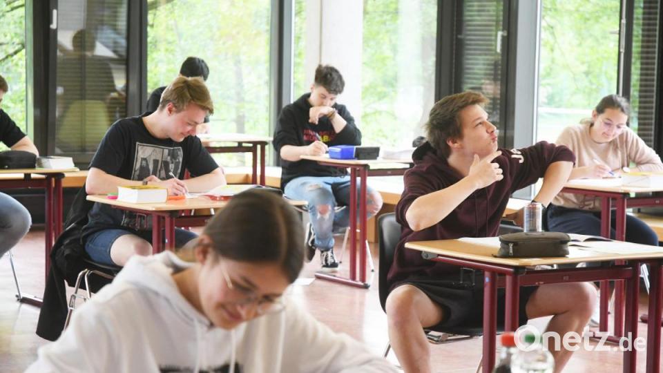 Deutsch-Abi am Gymnasium in Neustadt: Trotz verschärfter Bedinungen scheinen die Abiturienten ihren Humor nicht verloren zu haben, wie die schauspielerische Einlage eines Schülers in Denkerpose beweist. Bild: Gabi Schönberger