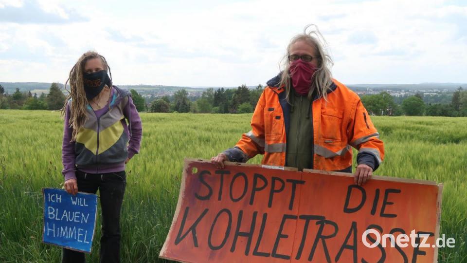 Deutliche Aussagen: &quot;Stoppt die Kohletrasse&quot; und &quot;Ich will blauen Himmel.&quot; Bild: Kunz