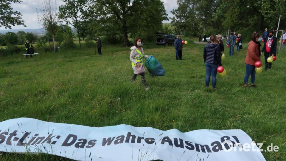 Die Demonstranten wollen das wahre Ausmaß der Stromtrasse zeigen und positionieren sich entsprechend. Bild: Kunz