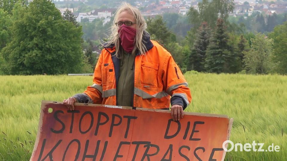 &quot;Stoppt die Kohletrasse&quot;, fordert ein Demonstrant. Bild: Kunz