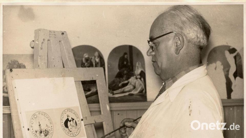Lorenz Lehner 1953 in seinem Atelier in der Karfreitagsgasse. An der Staffelei entwarf er Embleme für den neu gegründeten Verein der Fotofreunde. Bild: lg