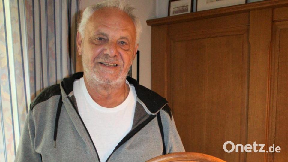 Lorenz Lehners Enkel Paul Bauer zeigt eine Schützenscheibe mit Niedermurach und Haus Murach als Motiv. Bild: lg