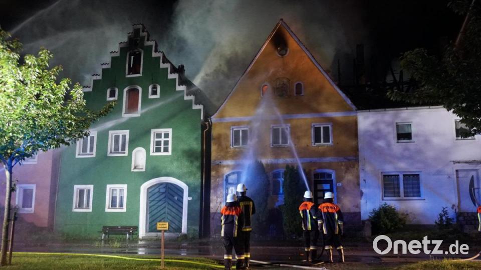 Im Markt Hohenburg kommt es wegen eines Brandes zu einem Großeinsatz. 150 Einsatzkräfte rücken aus. Bild: Christopher Dotzler