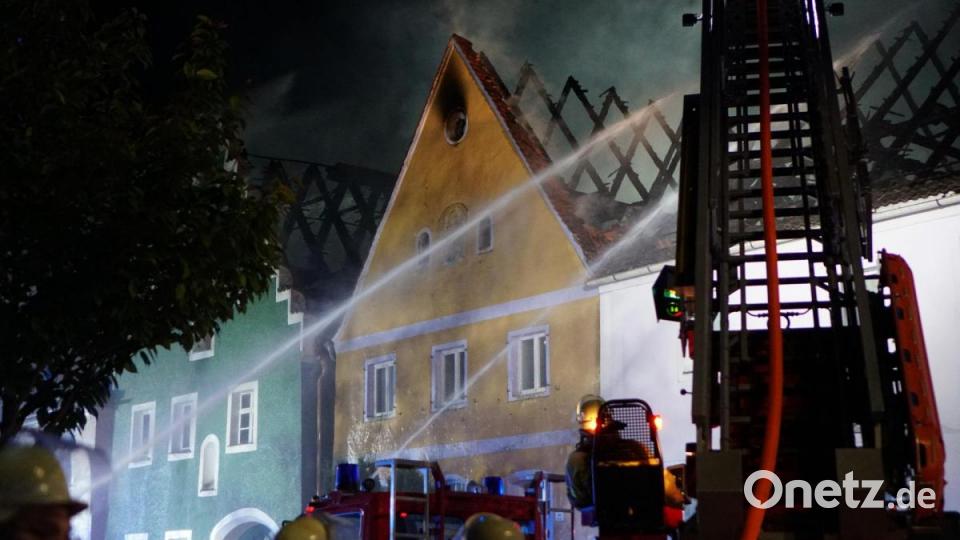 Im Markt Hohenburg kommt es wegen eines Brandes zu einem Großeinsatz. 150 Einsatzkräfte rücken aus. Bild: Christopher Dotzler