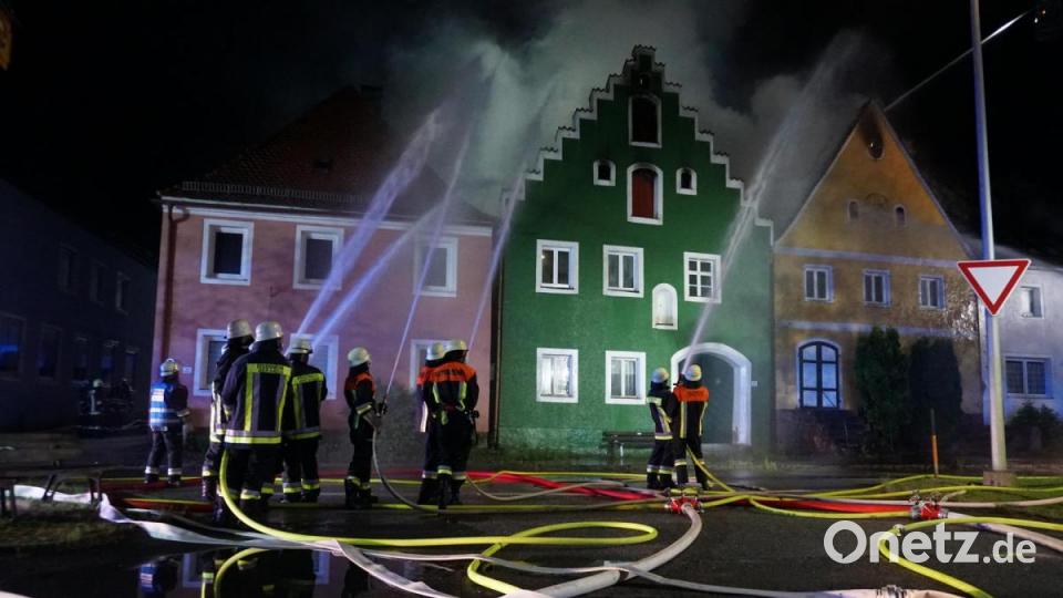 Im Markt Hohenburg kommt es wegen eines Brandes zu einem Großeinsatz. 150 Einsatzkräfte rücken aus. Bild: Christopher Dotzler