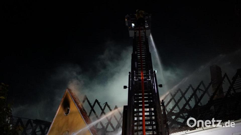 Im Markt Hohenburg kommt es wegen eines Brandes zu einem Großeinsatz. 150 Einsatzkräfte rücken aus. Bild: Christopher Dotzler