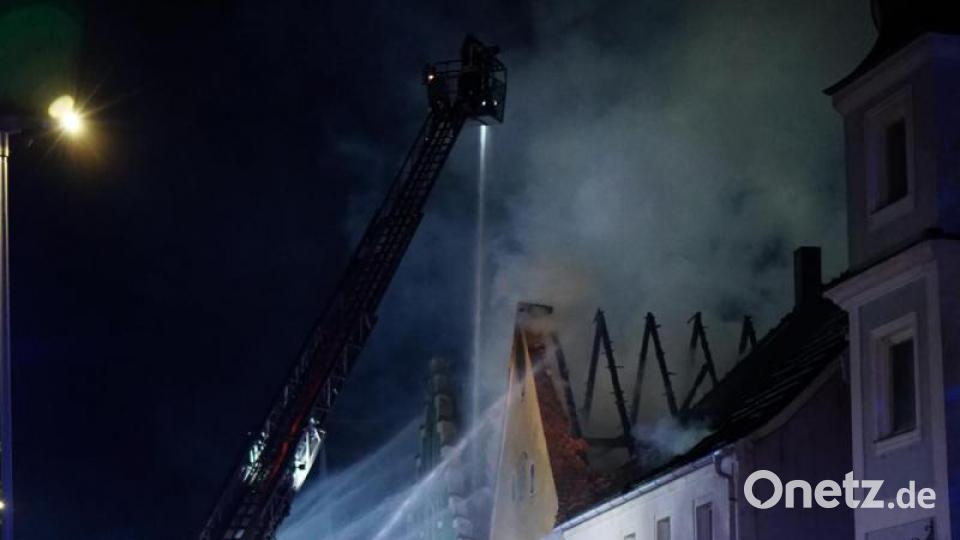 Im Markt Hohenburg kommt es wegen eines Brandes zu einem Großeinsatz. 150 Einsatzkräfte rücken aus. Bild: Christopher Dotzler
