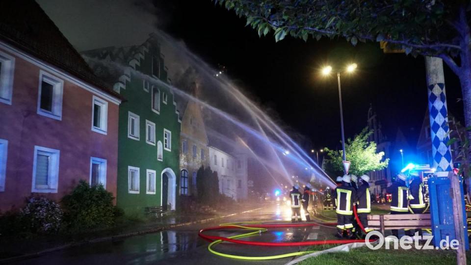Im Markt Hohenburg kommt es wegen eines Brandes zu einem Großeinsatz. 150 Einsatzkräfte rücken aus. Bild: Christopher Dotzler