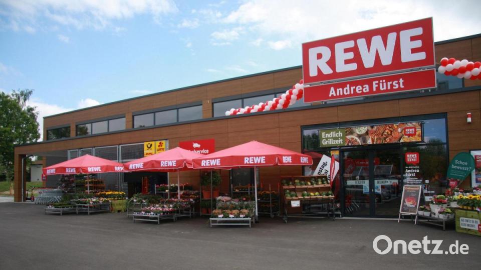 Wiederöffnung des Rewe-Markts an der Egerstraße in Wiesau. Bild: wro