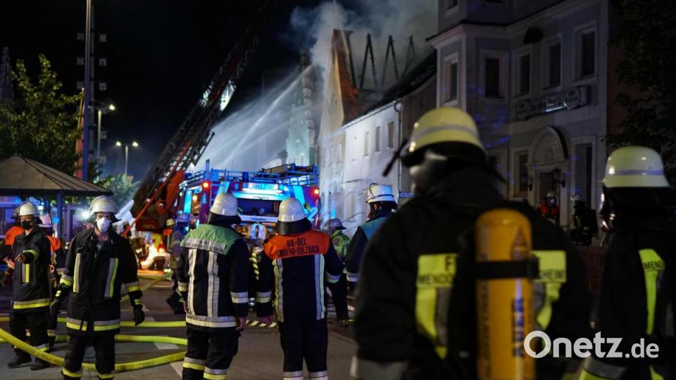 Im Markt Hohenburg kommt es wegen eines Brandes zu einem Großeinsatz. 150 Einsatzkräfte rücken aus. Bild: Christopher Dotzler