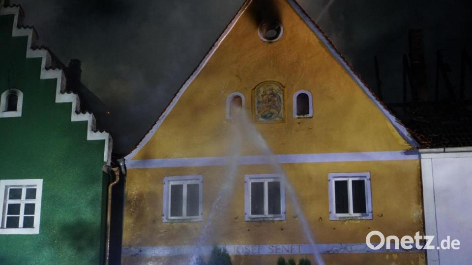 Im Markt Hohenburg kommt es wegen eines Brandes zu einem Großeinsatz. 150 Einsatzkräfte rücken aus. Bild: Christopher Dotzler