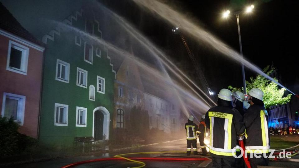 Im Markt Hohenburg kommt es wegen eines Brandes zu einem Großeinsatz. 150 Einsatzkräfte rücken aus. Bild: Christopher Dotzler
