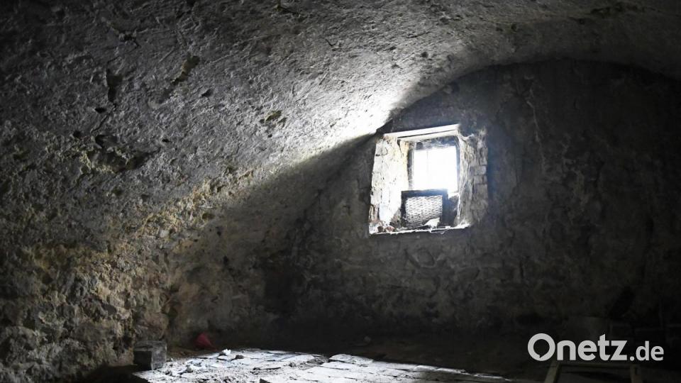 Vornehme Bürger bauten das Haus in der Schiffgasse 3 im Mittelalter. Inzwischen ist es heruntergewohnt und ziemlich baufällig. Drei Amberger haben sich daran gemacht, es wieder zu einem Schmuckstück zu machen. Bild: Petra Hartl