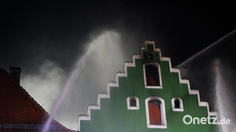 Im Markt Hohenburg kommt es wegen eines Brandes zu einem Großeinsatz. 150 Einsatzkräfte rücken aus. Bild: Christopher Dotzler
