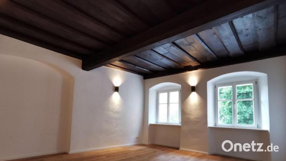 Hier dominiert Holz. Unter dem modernen Fußböden versteckt sich die Heizung. Bild: exb