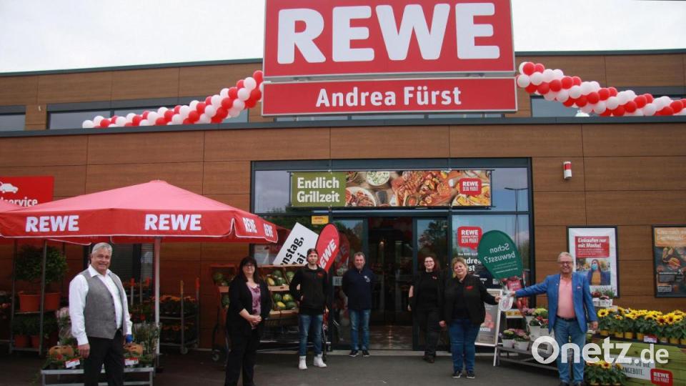 Der neue Rewe-Markt an der Egerstraße ist fertig und wurde am Dienstag eröffnet: Im Bild (von links) Rewe-Expansionsmanager Josef Hassler, Vertriebsleiterin Anja Ludwig und die Familie Fürst mit André, Karl, Jennifer und Inhaberin Andrea Fürst. Mit dem Gemeindewappen hinter Glas gratulierte Bürgermeister Toni Dutz (rechts). Bild: wro