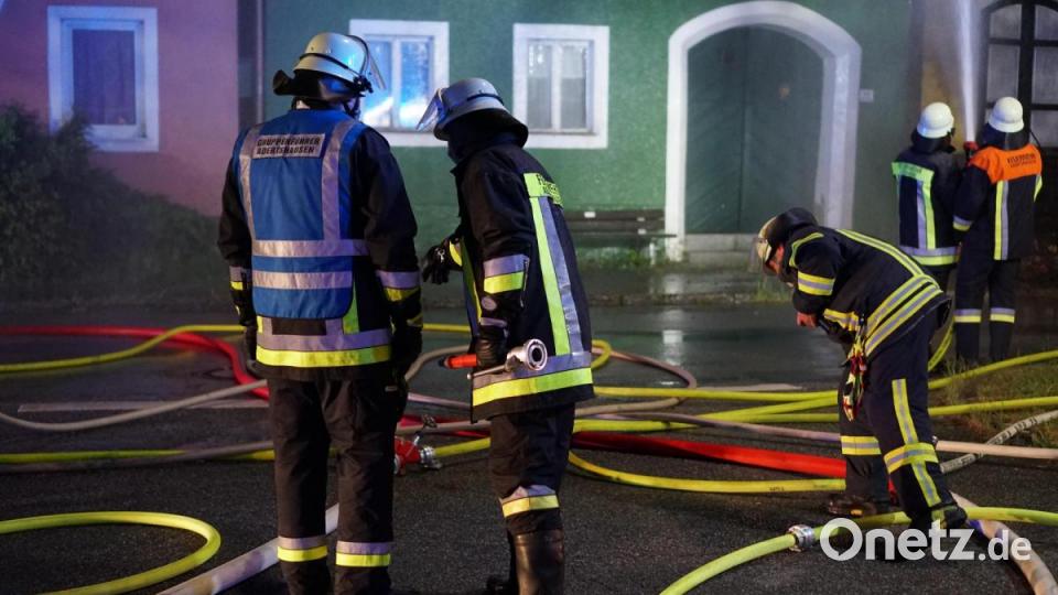 Im Markt Hohenburg kommt es wegen eines Brandes zu einem Großeinsatz. 150 Einsatzkräfte rücken aus. Bild: Christopher Dotzler