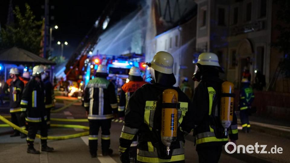 Im Markt Hohenburg kommt es wegen eines Brandes zu einem Großeinsatz. 150 Einsatzkräfte rücken aus. Bild: Christopher Dotzler